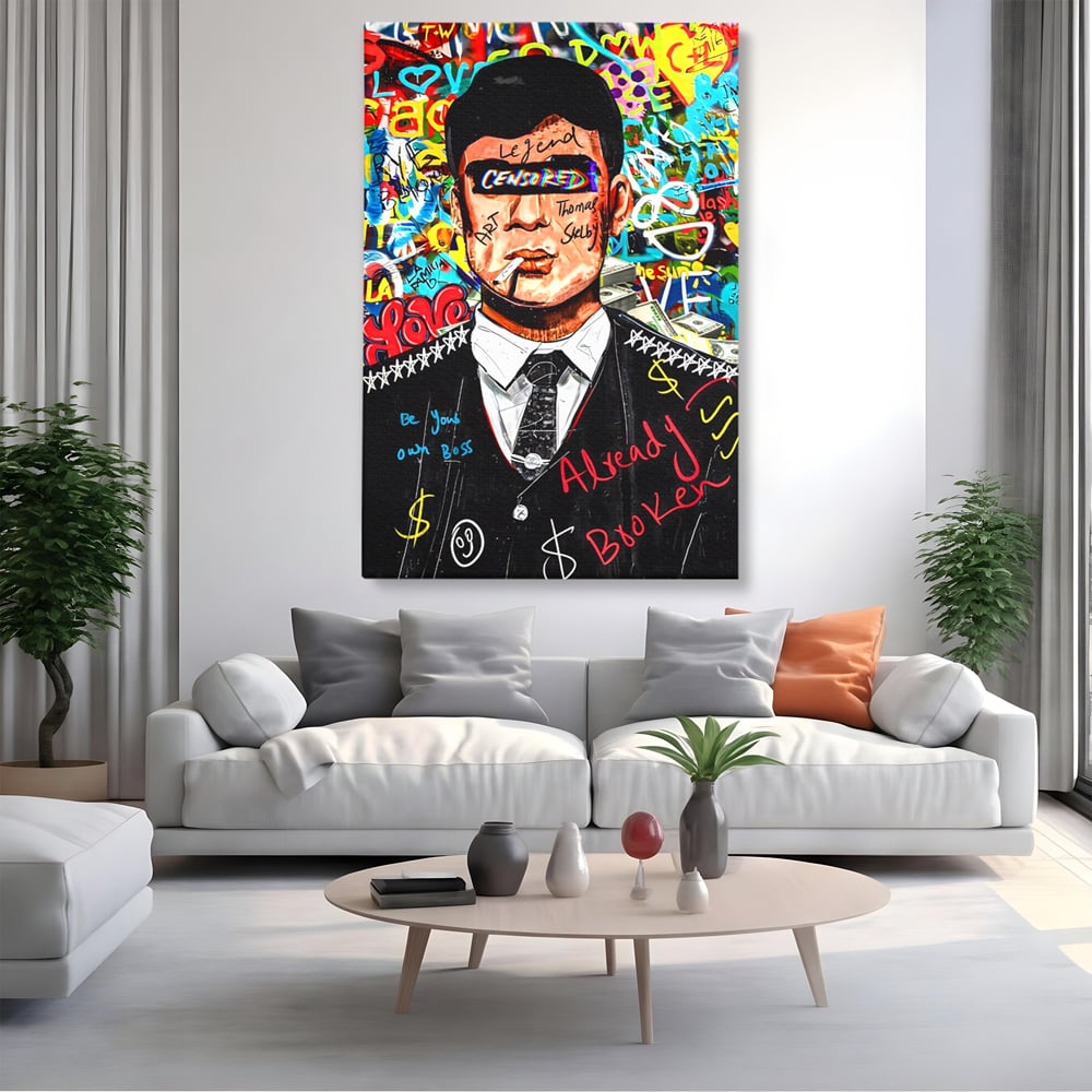 Tablou canvas cu tablou canvas cu personaj tip tommy shelby, fara rama, pe sasiu de lemn, pe perete intr-un living